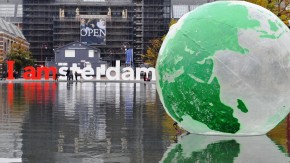 globe ballon amsterdam Flickr-Jos van Zetten