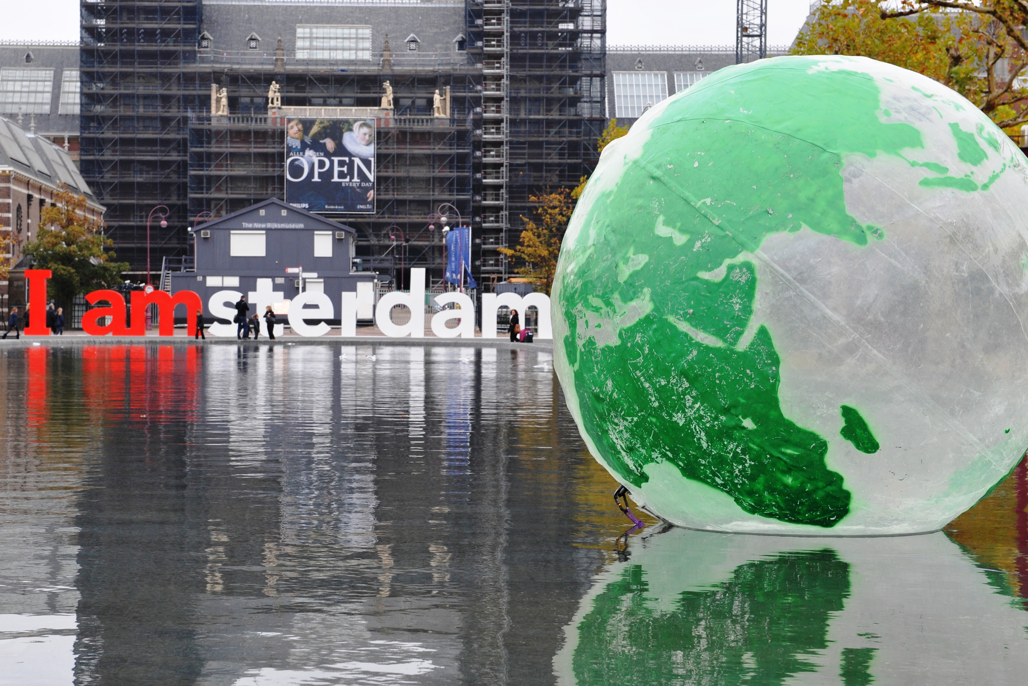 globe ballon amsterdam Flickr-Jos van Zetten