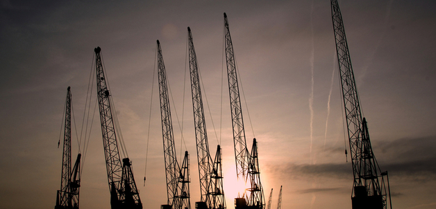 Crane silhouettes @ sundown / Pim Stouten via Flickr