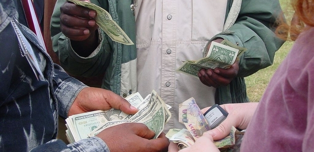 Money Changing at the Border / Laura via flickr