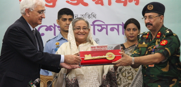 External Affairs Minister handing over key / MEA photogallery
